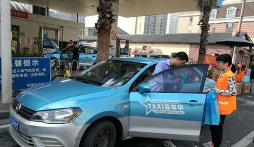 對車窗拋物說不！長沙環衛局免費發放2000個車載垃圾桶