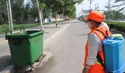 致敬環衛工人，細心消除垃圾桶邊的蚊蠅